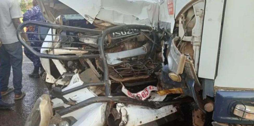 Bus Rams into Truck at 2AM, Six Dead